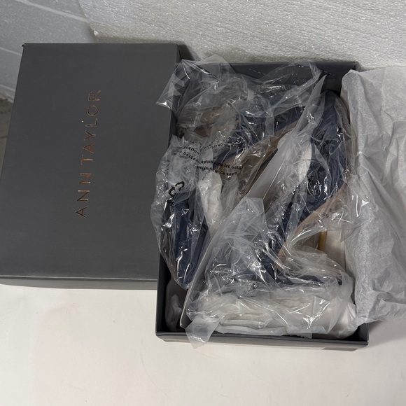 NIB Ann Taylor Ramona Midnight Blue / Black Leather Suede scallop pumps - Picture 9 of 9